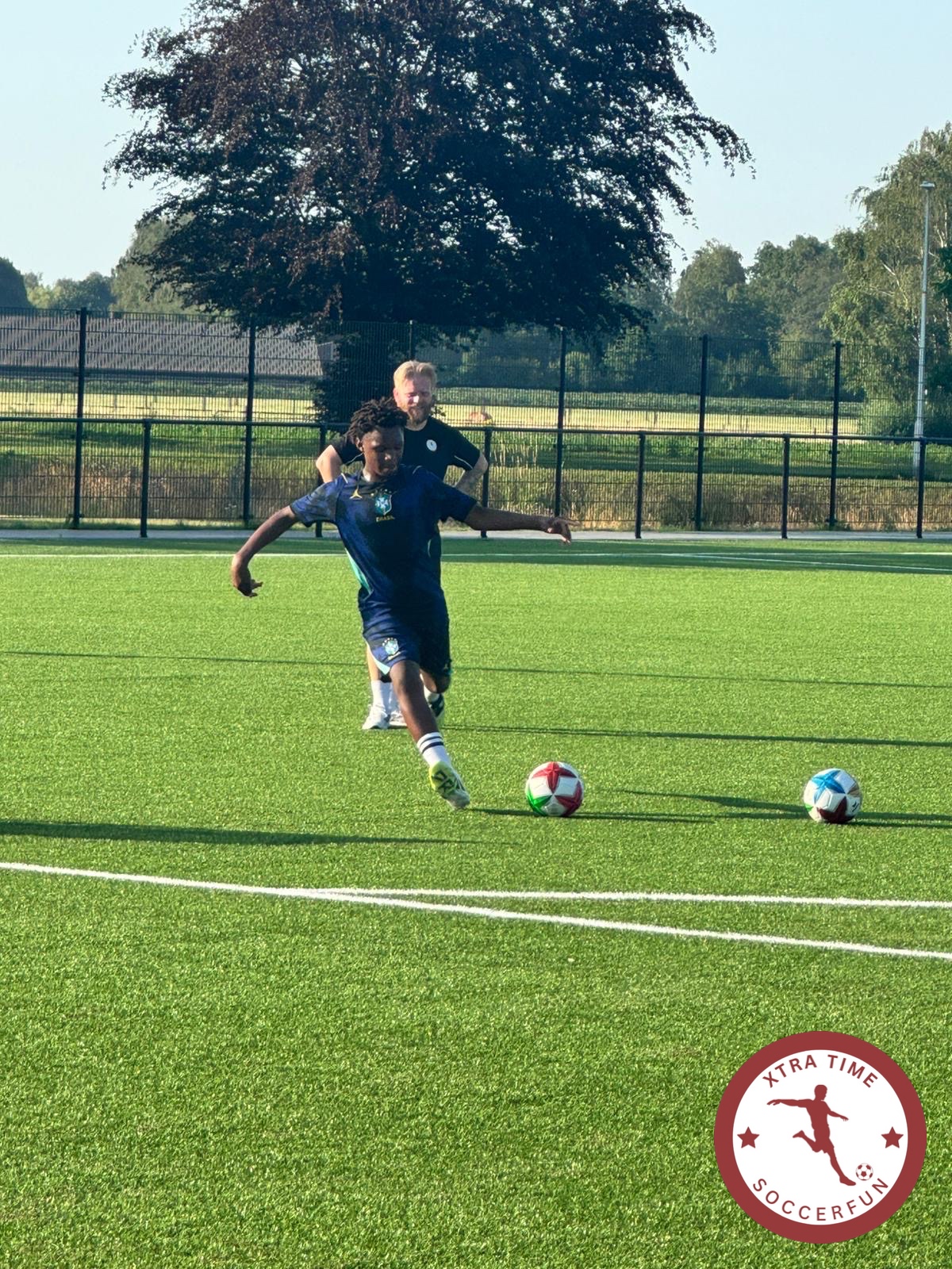 Joachim Janssens begeleidt een speler tijdens een Performance+ training van Xtra Time Soccerfun